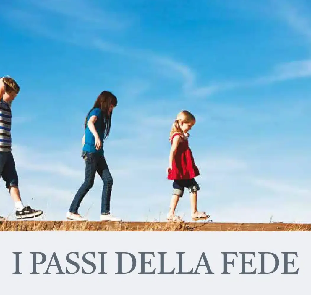 I Passi della Fede: lettera di presentazione della proposta di Iniziazione Cristiana per bambini, ragazze e ragazzi. Tre bambini camminano in fila sotto il cielo azzurro