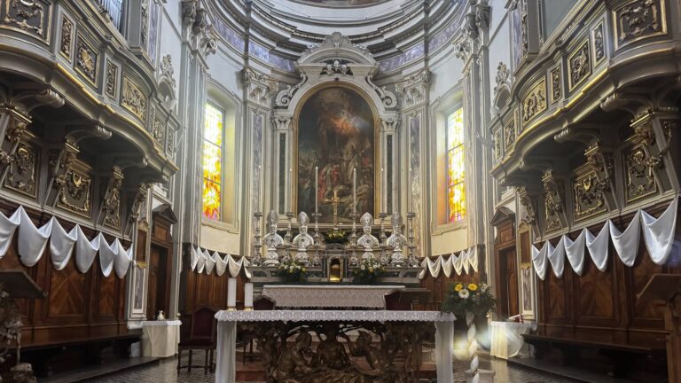 Presbiterio e altare maggiore della chiesa parrocchiale di San Silvestro a Calvisano, illuminati dalla luce delle vetrate