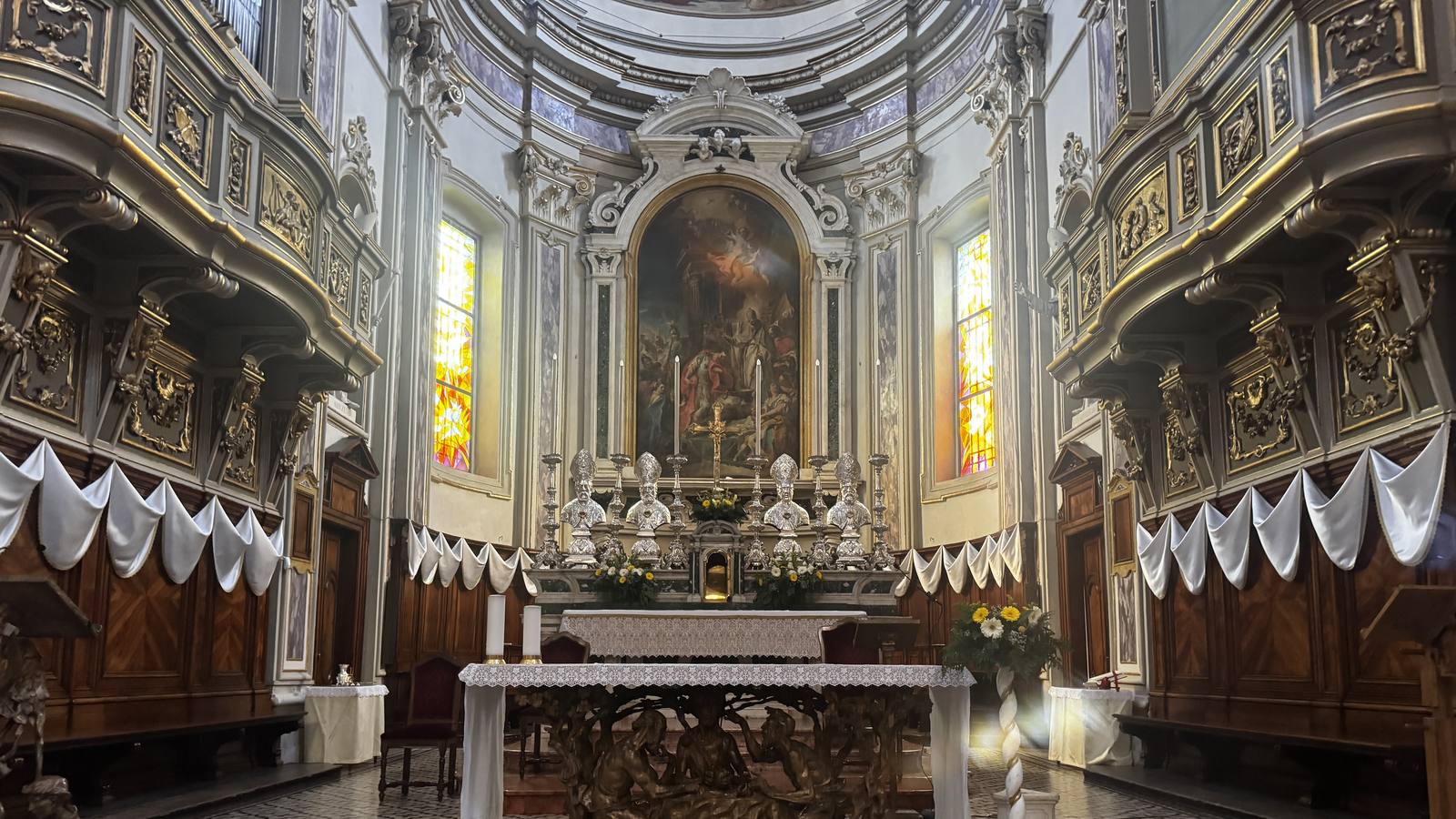Presbiterio e altare maggiore della chiesa parrocchiale di San Silvestro a Calvisano